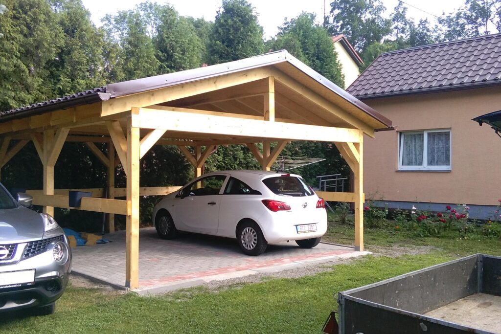 dřevěné kryté stání